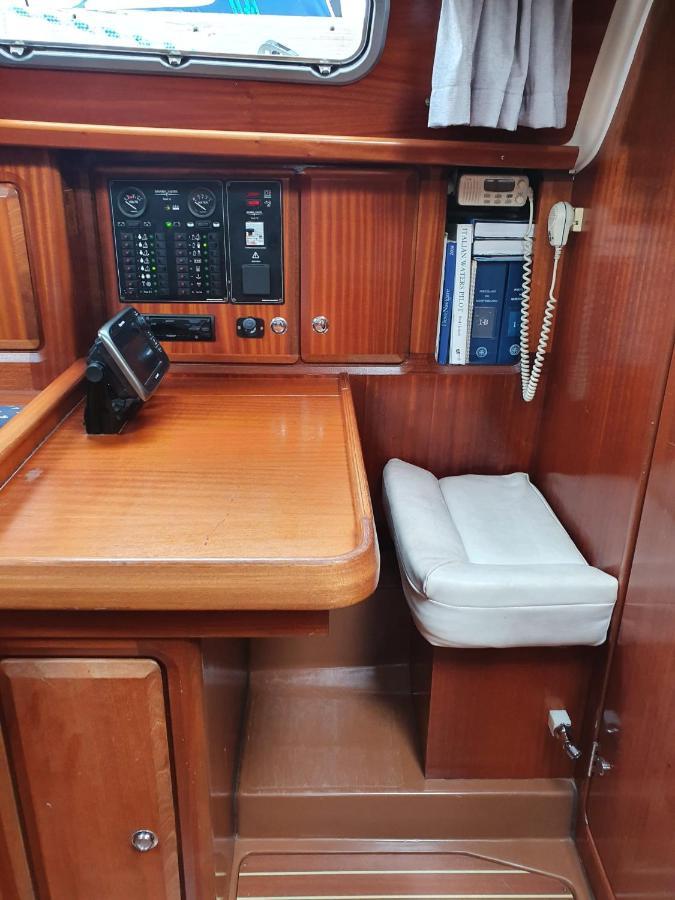 Boat And Breakfast Botel