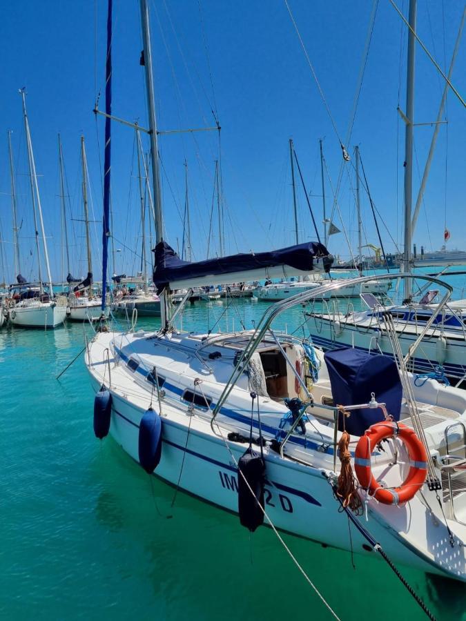 Boat And Breakfast *