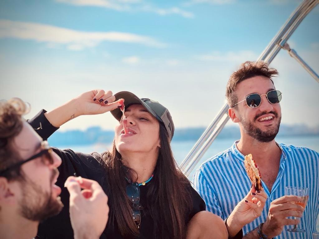Botel Boat And Breakfast